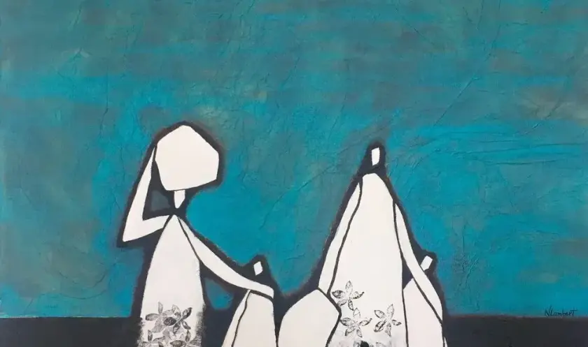 Trois silhouettes stylisées sur fond turquoise, avec des motifs floraux en bas.