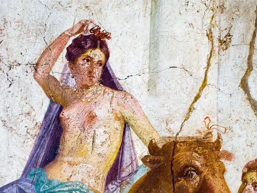 Fresque représentant une femme assise sur un taureau, avec une couronne et des drapés colorés.