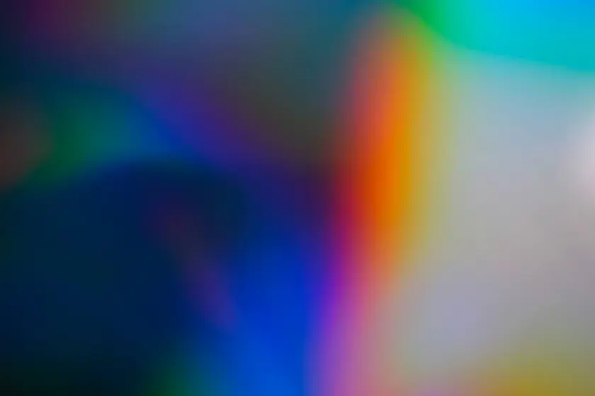 Flou abstrait avec des couleurs vives et des dégradés de bleu, vert, rouge et jaune.
