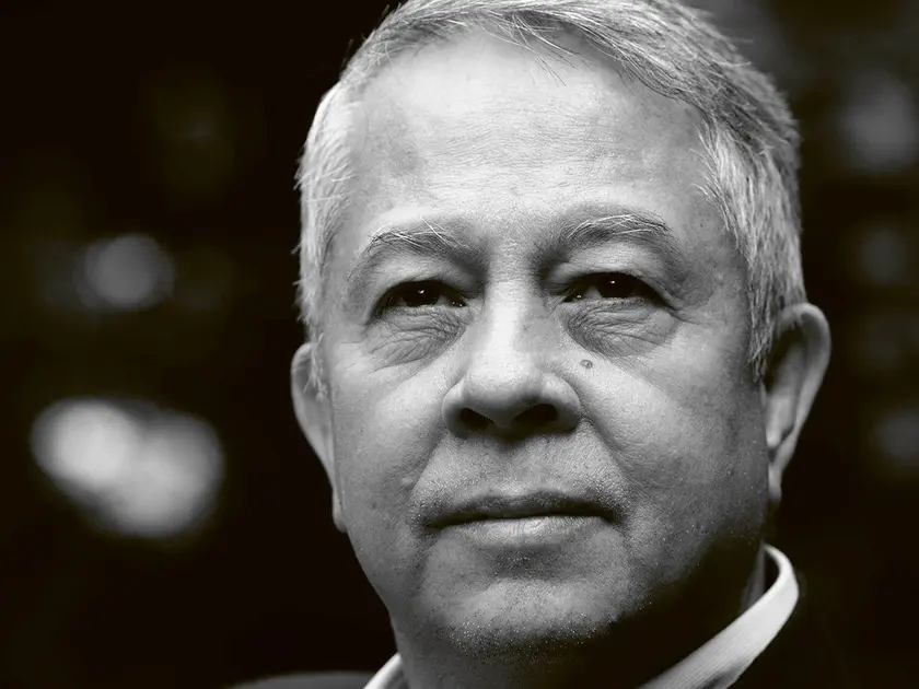 Portrait en noir et blanc d'un homme d'âge mûr avec un regard sérieux.
